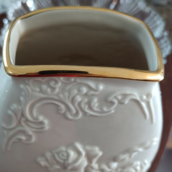 New In Box Vintage 1970s Lenox Fine Porcelain Vase. Embossed With Gold Rim - Picture 9 of 9